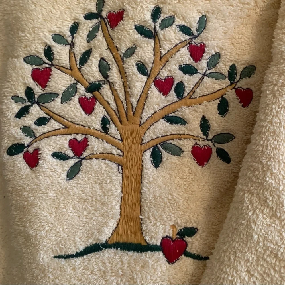 Vintage Bathworks Embroidered Heart Tree Bath Towels – Set of 2 (25x48”)